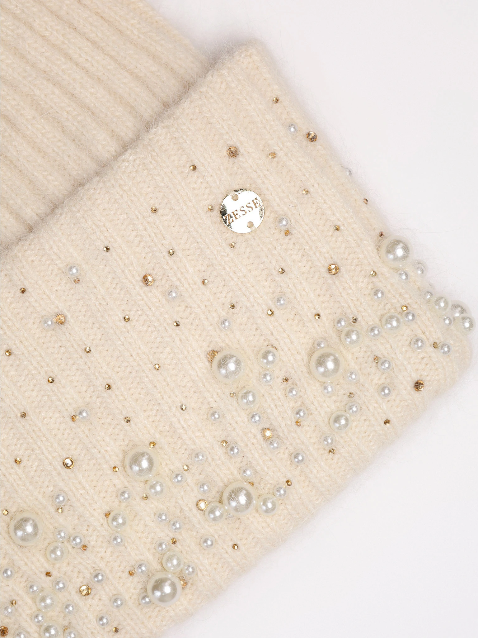 Шапка-бини двойная с отворотом декорированная стразами и бусинами в ассортименте